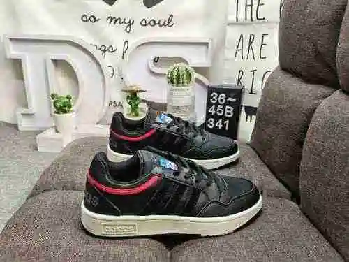 El versátil zapato de tenis informal de una sola pieza 341D/adidas HOOPS 3.0 está inspirado en la ri