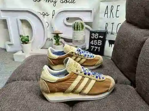 El Adidas WB Country 771D de calidad empresarial tiene una forma de zapato delicada y elegante con u