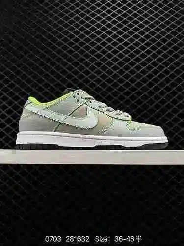 El zapato blanco y negro de corte bajo 6 Nike Dunk Low Retro Nike SB está confeccionado con una gran