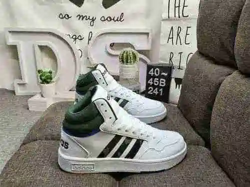 El versátil zapato de tenis informal de una sola pieza 241D/adidas HOOPS 3.0 está inspirado en la ri