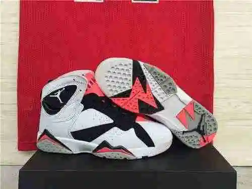 Jordan Dan 7ma generación en polvo blanco y negro 36-40 en stock