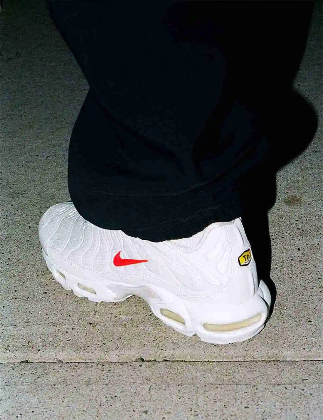 Supreme-Nike-Air-Max-Plus-White-Red-Release-Date.webp