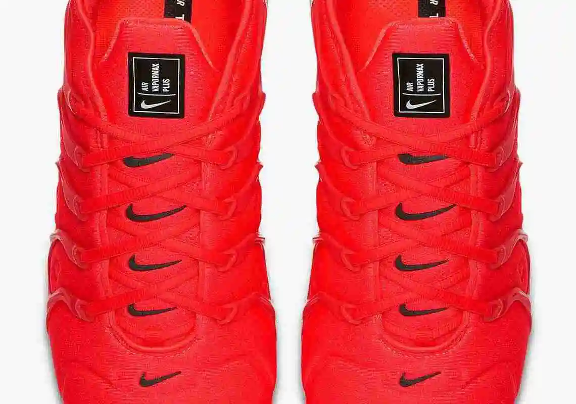 nke-vapormax-plus-924453-602-1.webp