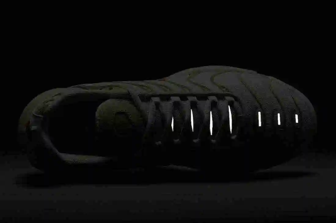 Nike-Air-Max-Plus-White-Grey-Yellow-DV6987-100-Release-Date-6.webp