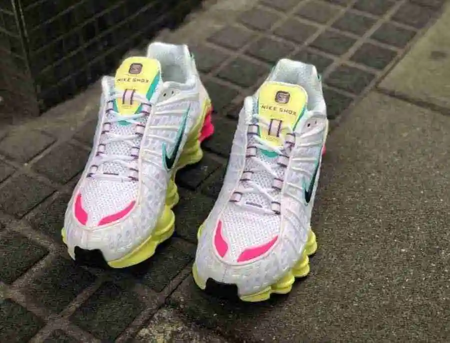 Nike-Shox-TL-blanche-vert-pâle-rouge-et-violet-2.webp