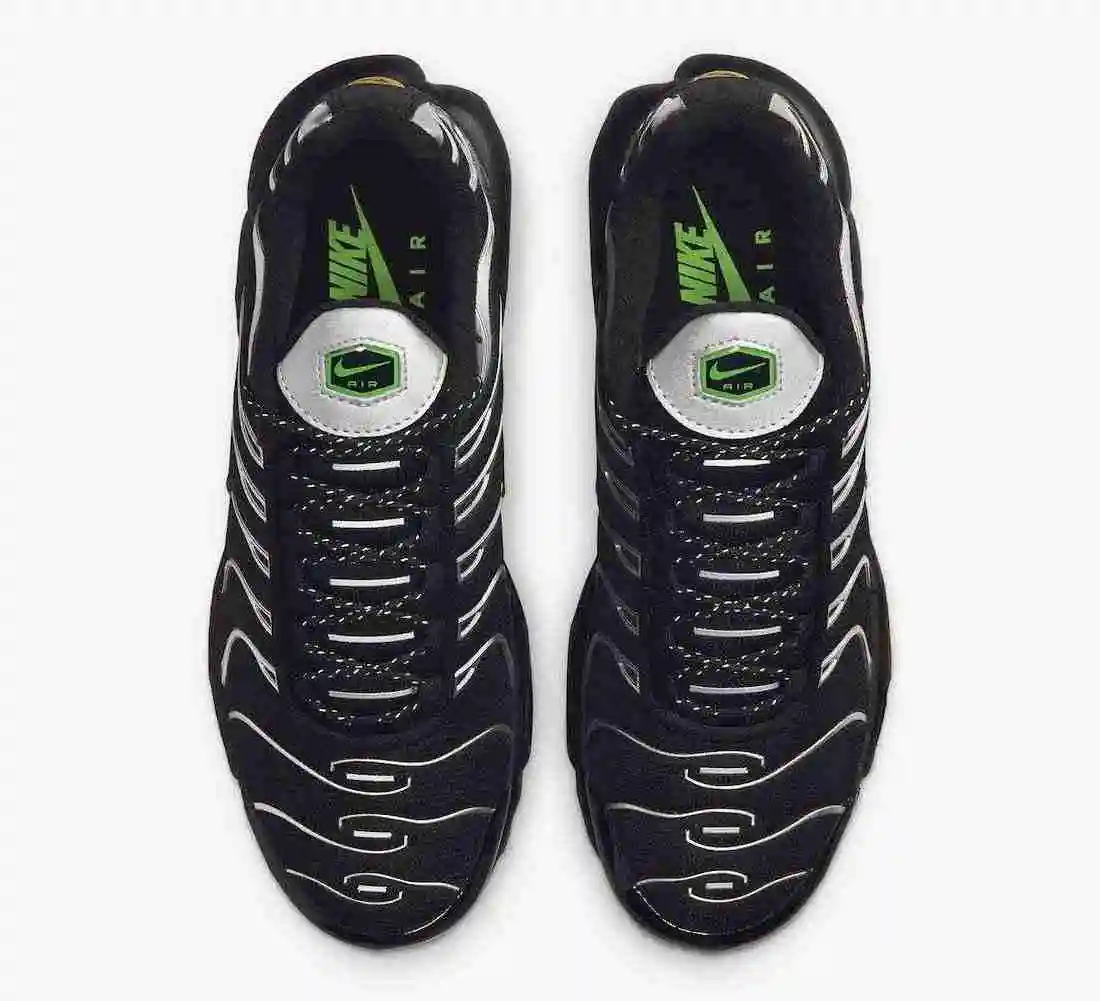 Nike-Air-Max-Plus-Black-Silver-DR0139-001-Release-Date-3.webp