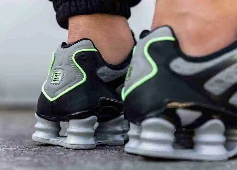nike-shox-tl-wolf-grey-lime-blast-black-av3595-005-os-3.webp