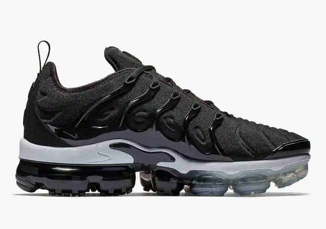 nike-vapormax-plus-black-white-924453-010-3.webp