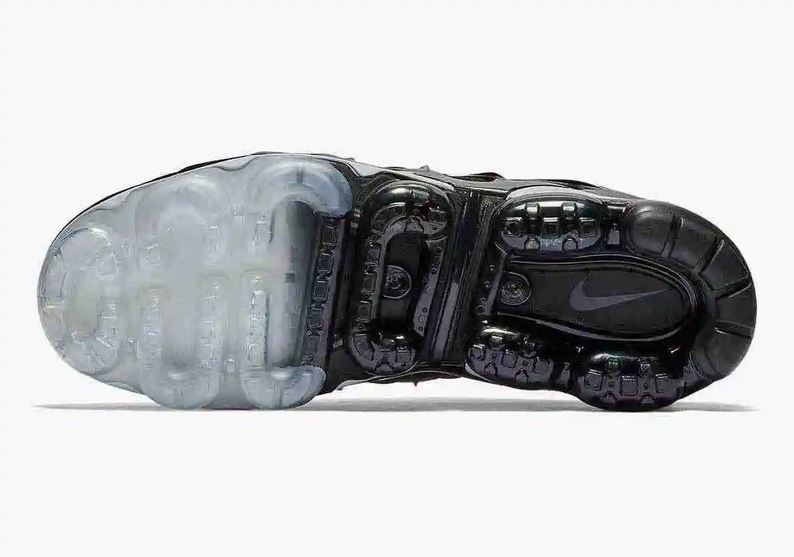 nike-vapormax-plus-black-white-924453-010-2.webp