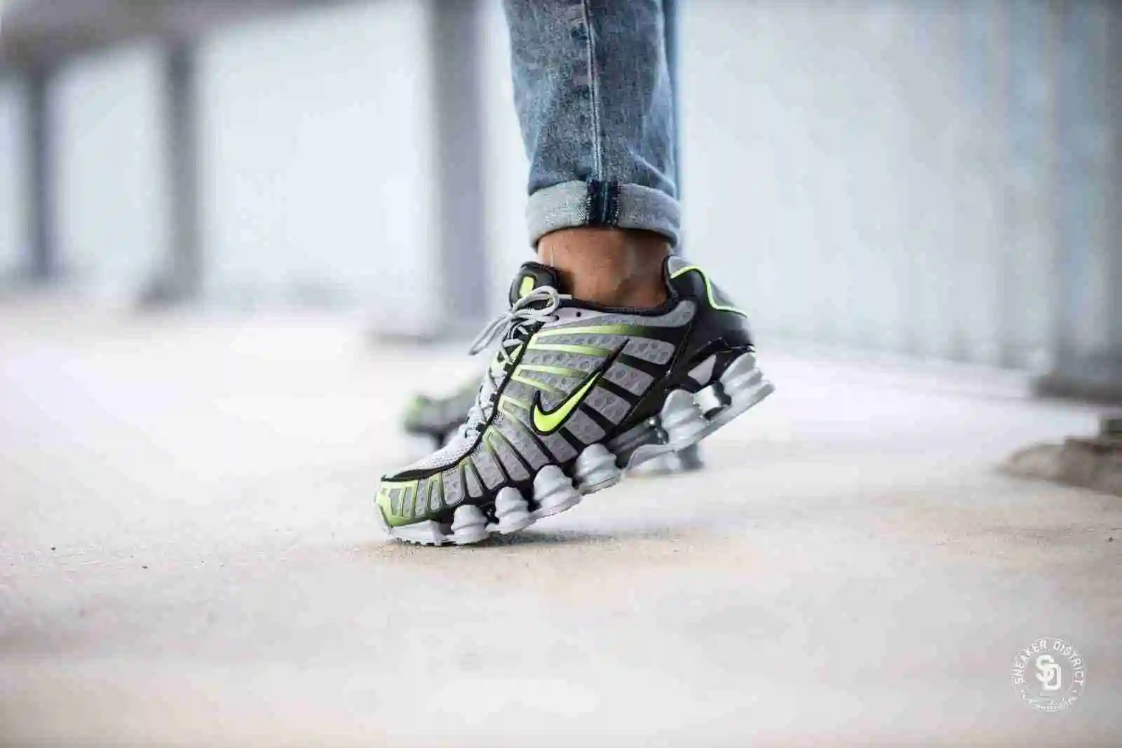 Nike-Shox-TL-Wolf-Grey-Lime-Blast-Black-4-1600.webp