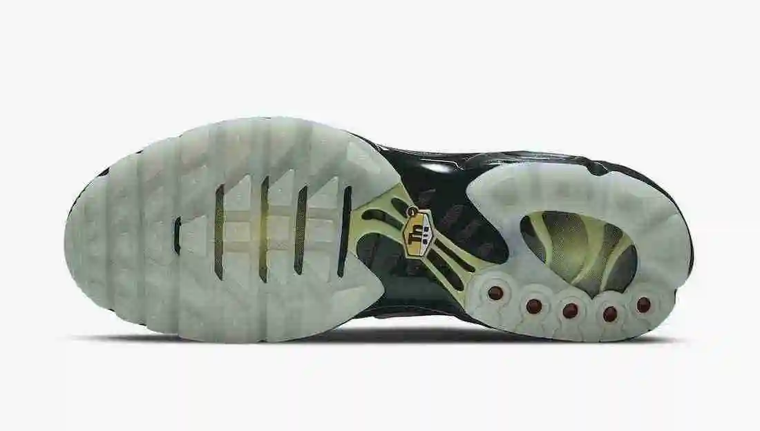 Nike-Air-Max-Plus-Halloween-Spider-Web-DD4004-001-Release-Date-1.webp