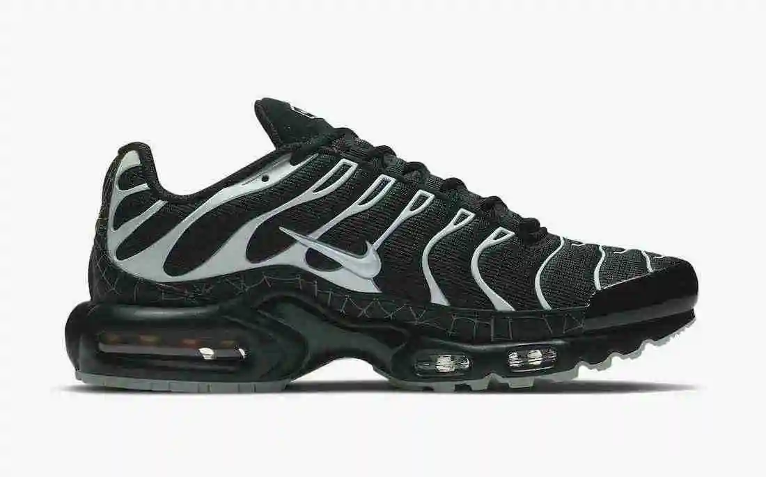 Nike-Air-Max-Plus-Halloween-Spider-Web-DD4004-001-Release-Date-2.webp