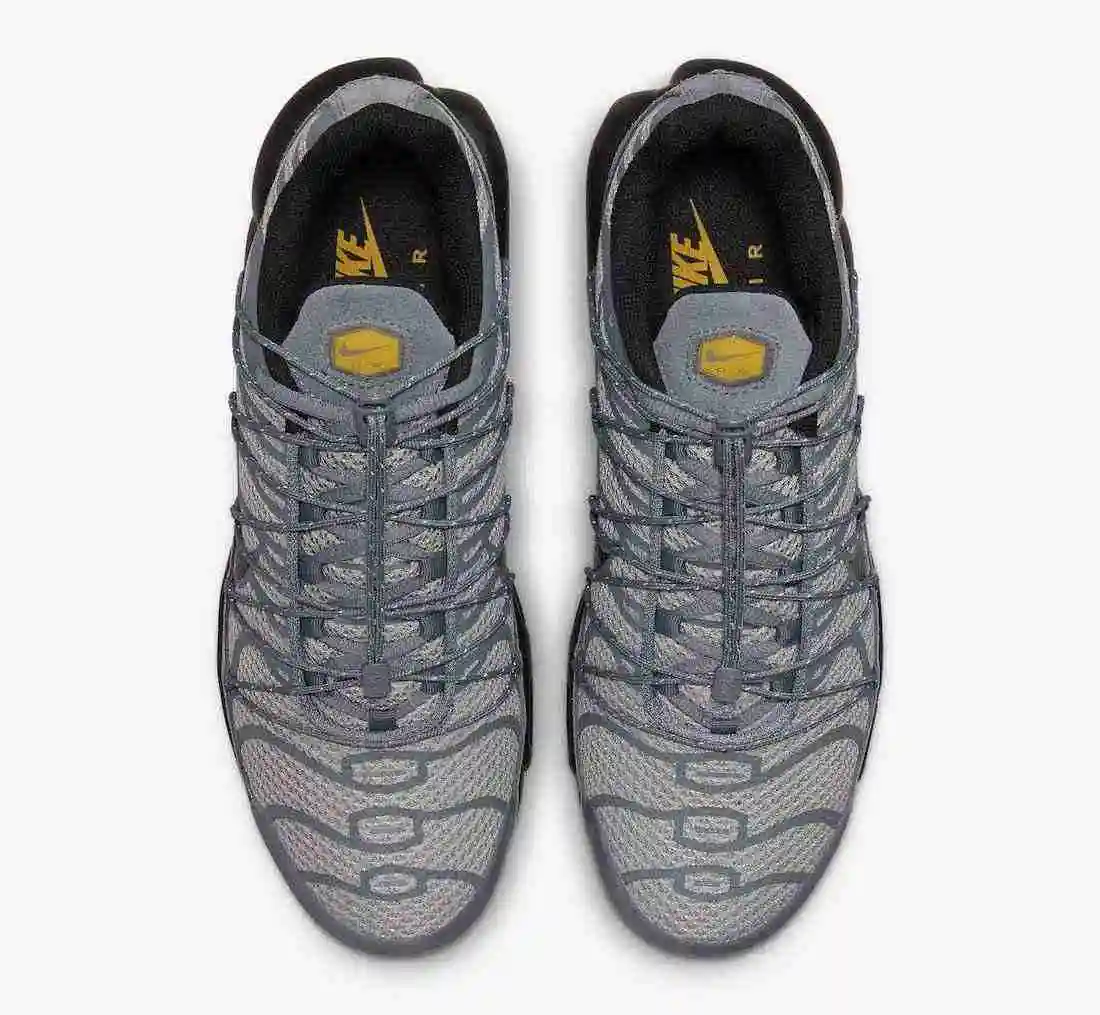 Nike-Air-Max-Plus-Grey-Reflective-FD0670-002-Release-Date-3.webp