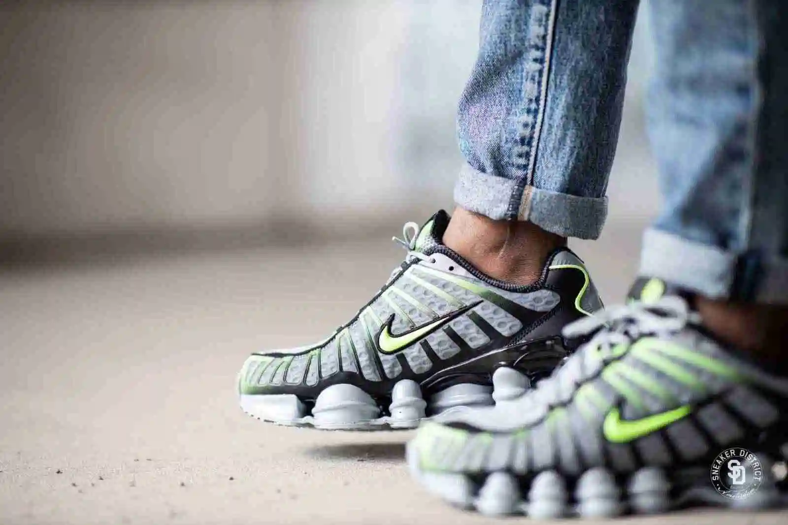 Nike-Shox-TL-Wolf-Grey-Lime-Blast-Black-3-1600.webp