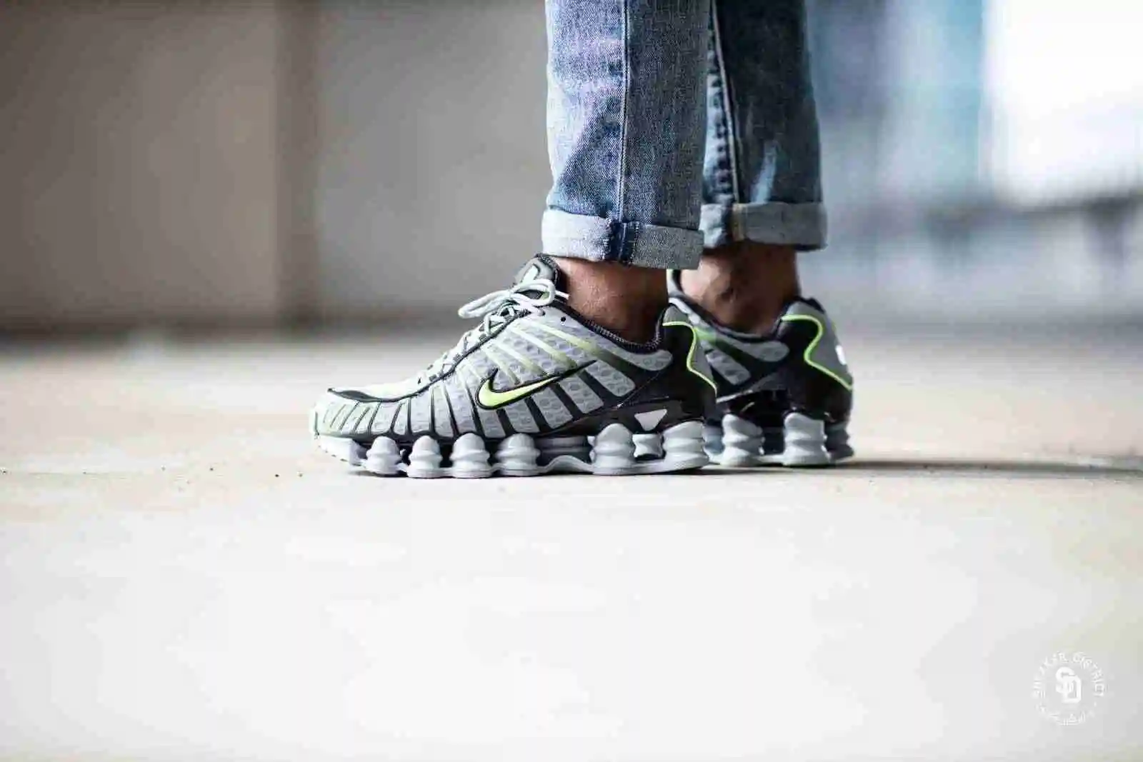 Nike-Shox-TL-Wolf-Grey-Lime-Blast-Black-1600.webp