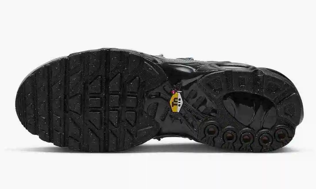 Nike-Air-Max-Plus-Grey-Reflective-FD0670-002-Release-Date-1.webp