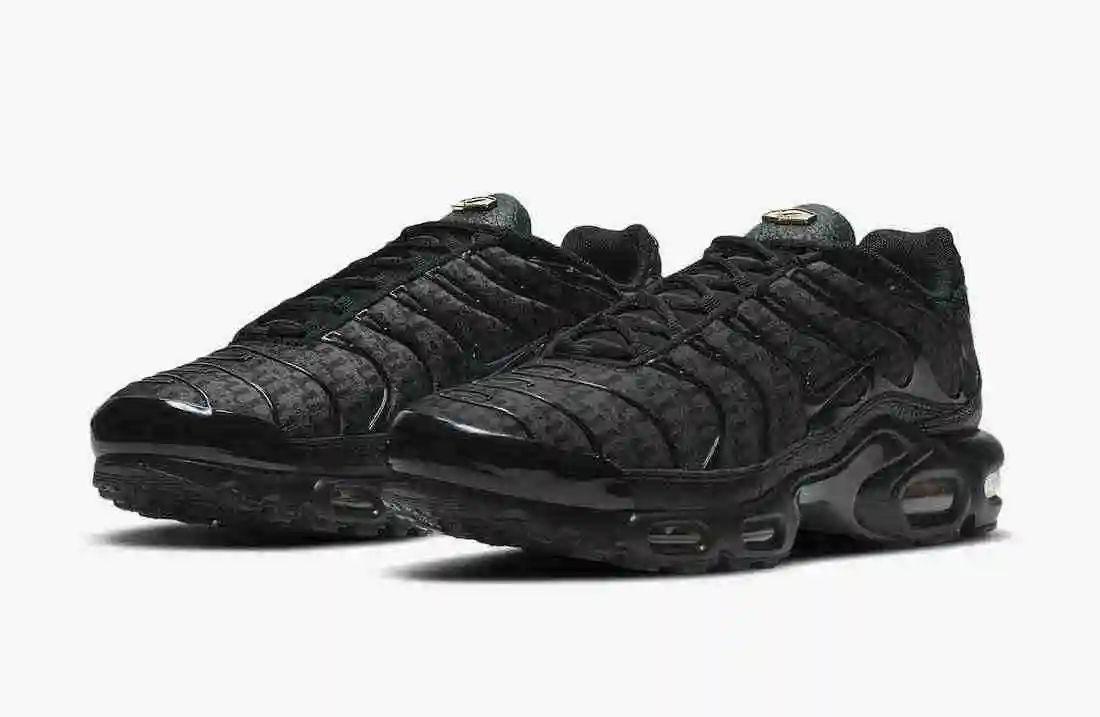 Nike-Air-Max-Plus-Black-DD9609-001-Release-Date-4.webp