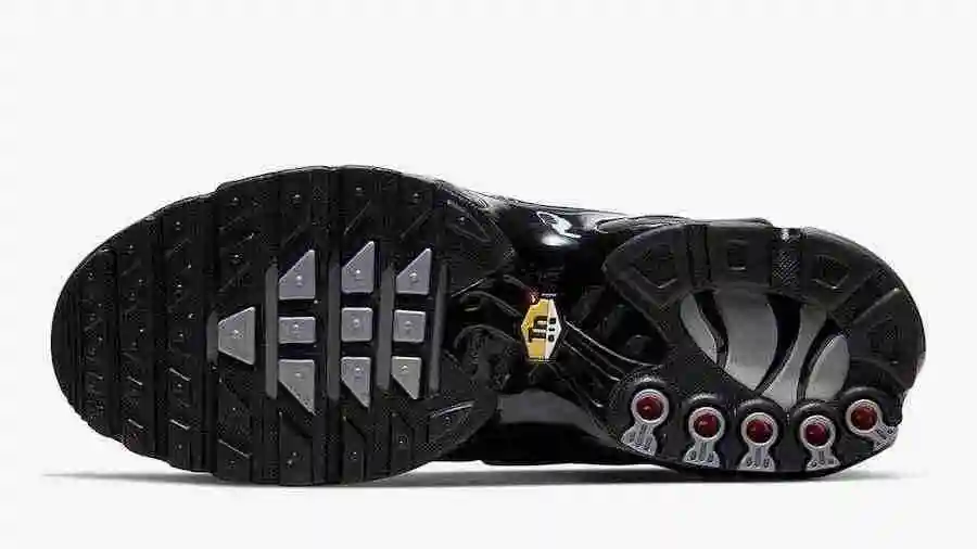 nike-air-max-plus-black-metallic-silver-cw2646-001-release-date-info-6.webp