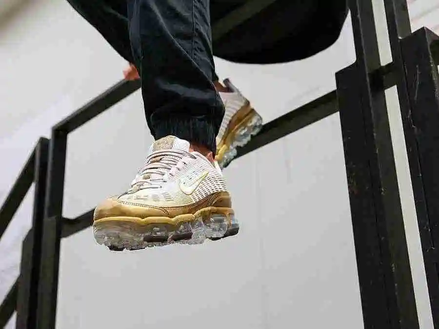 NIKE-AIR-VAPORMAX-360-METALLIC-GOLD-CK9671-101.webp