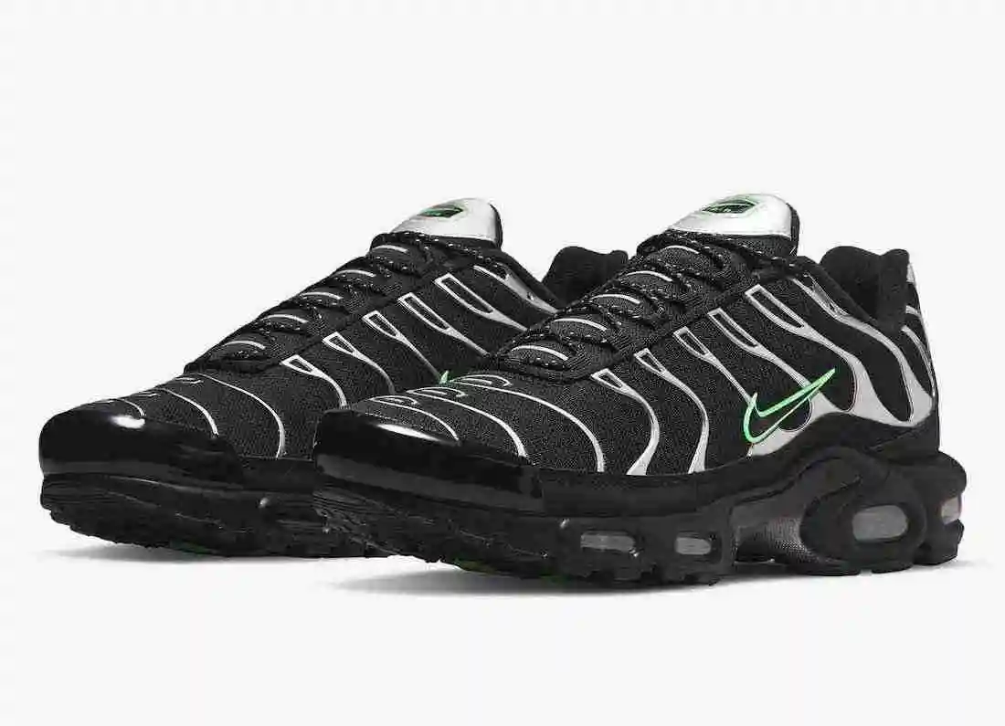 Nike-Air-Max-Plus-Black-Silver-DR0139-001-Release-Date-4.webp