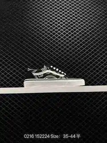 2 Los zapatos Ward clásicos sincronizados oficiales en blanco y negro de Vans Ward no son muy famili