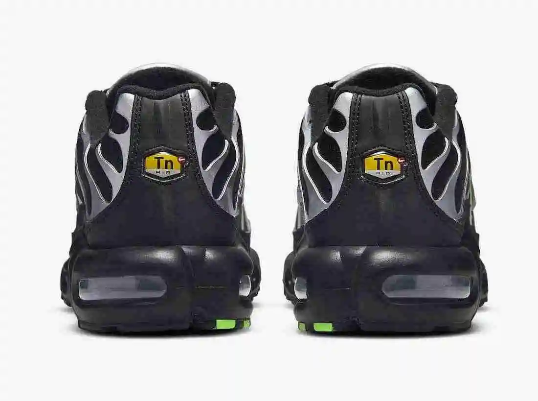 Nike-Air-Max-Plus-Black-Silver-DR0139-001-Release-Date-5.webp