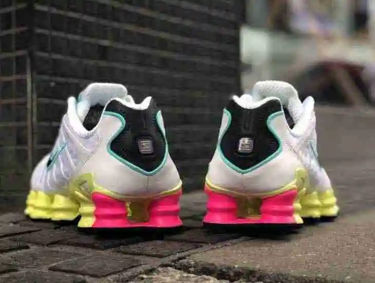 Nike-Shox-TL-blanche-vert-pâle-rouge-et-violet-1.webp