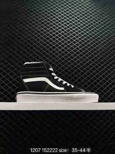 Vans Sk8-Hi Classic estilo de felpa en blanco y negro para calidez invernal, forro superior de felpa