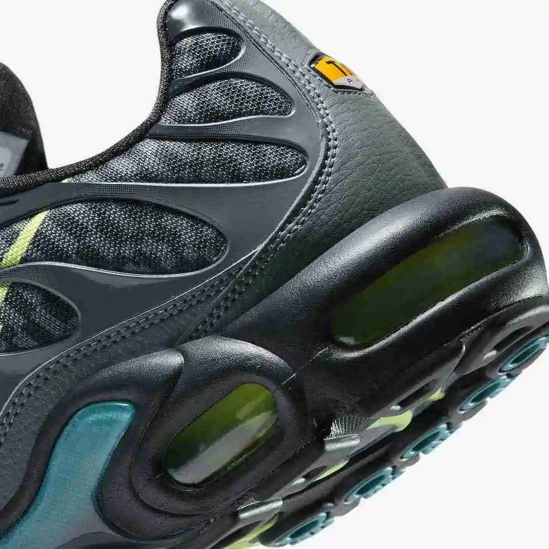 Nike-Air-Max-Plus-DJ6896-070-Release-Date-8.webp