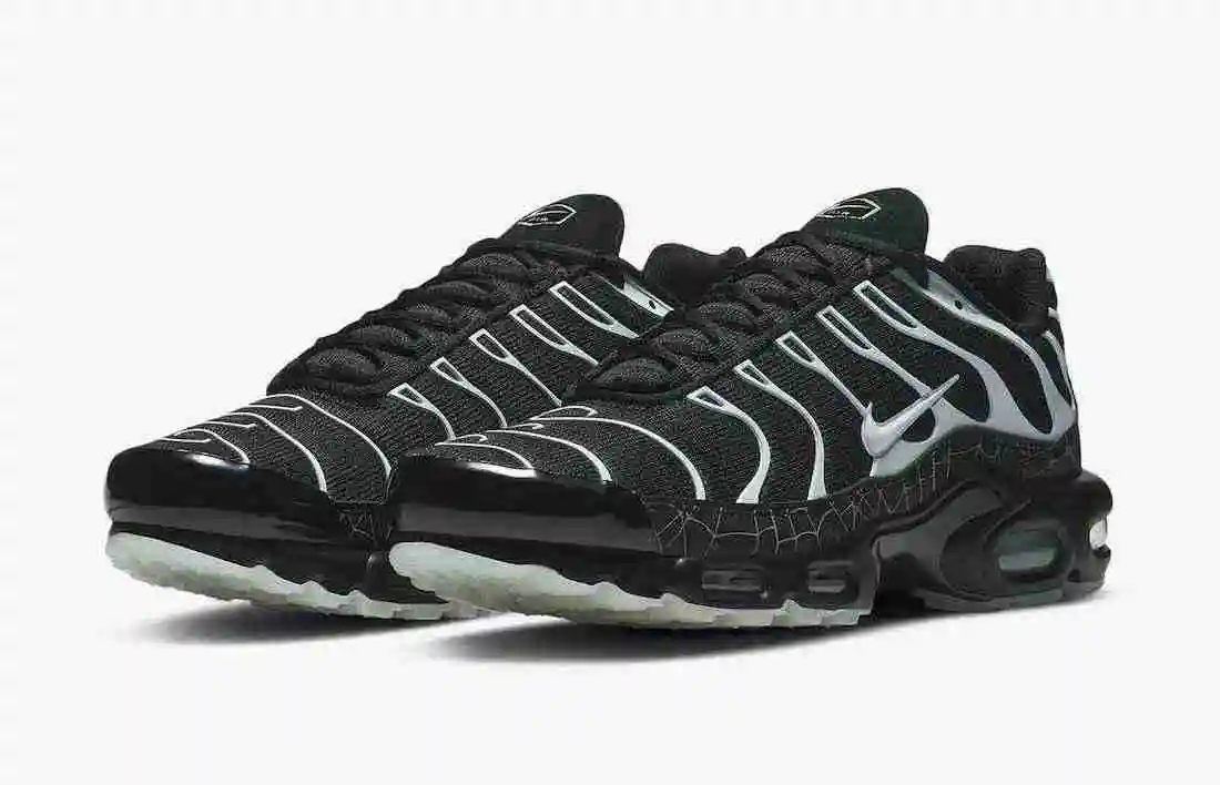 Nike-Air-Max-Plus-Halloween-Spider-Web-DD4004-001-Release-Date-4.webp
