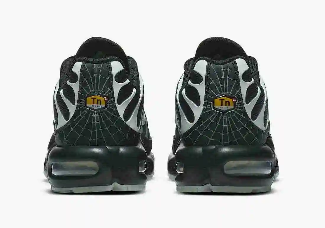 Nike-Air-Max-Plus-Halloween-Spider-Web-DD4004-001-Release-Date-5.webp