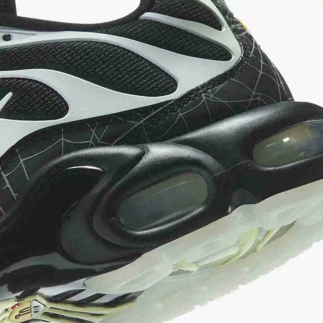 Nike-Air-Max-Plus-Halloween-Spider-Web-DD4004-001-Release-Date-6.webp