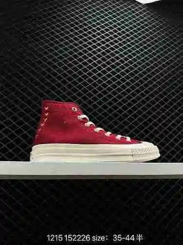 30000 Converse 223 Edición exclusiva para el Día de San Valentín en granate combinado con dorado, un