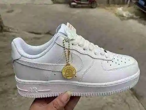 Diadema Nike Air Force 1 Low con cinta blanca y moneda dorada con medias tallas 36-45