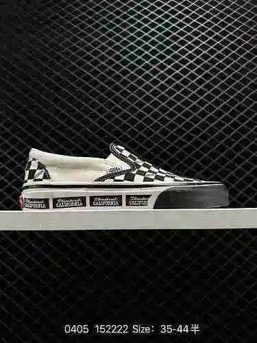 En esta colaboración, ambas partes eligieron el popular estilo de calzado Slip-On de Vans y el extra