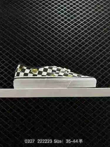 La combinación de colores más versátil para el verano del 5 es el plaid tablero de ajedrez. VANS Van