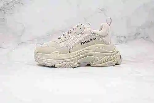 D20 | Soporte para guardar Balenciaga Triple S en gris claro de Balenciaga Kaki, producción original