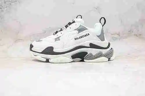 D20 | Soporte para guardar Balenciaga Triple S, blanco gris, original italiano, tipografía correcta,