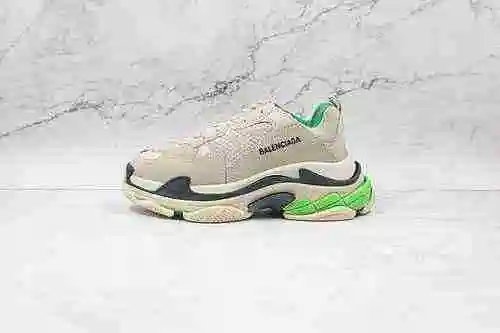 D30 | Versión Store OK, verde beige, Balenciaga Triple S, fuente correcta, grosor, posición y tamaño