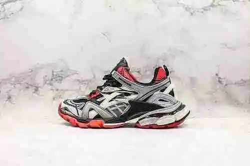 G00 | Soporte para tienda Balenciaga Track 4.0 de cuarta generación de Balenciaga como continuación 