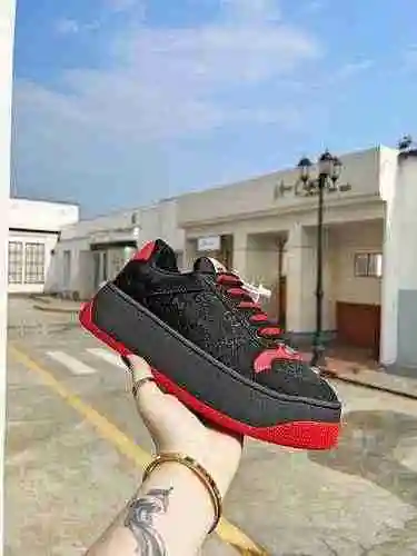 Código de pareja GUCCI: 0606C00 Talla: Mujer 35-41 Hombre 39-45.