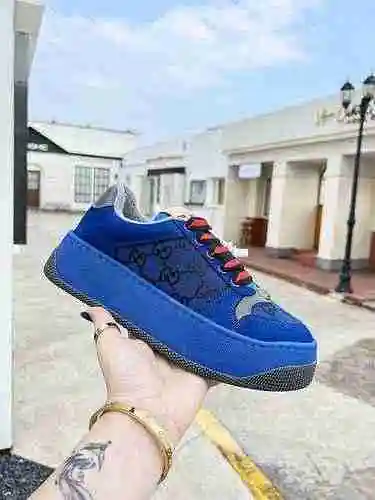 Código de pareja GUCCI: 0606C00 Talla: Mujer 35-41 Hombre 39-45.