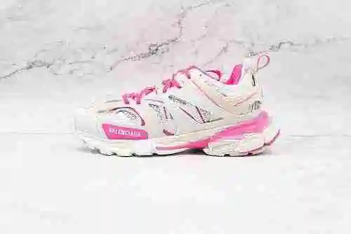 E50 | Apoyo a tienda Balenciaga Track, tercera generación del concepto outdoor de Balenciaga, tercer