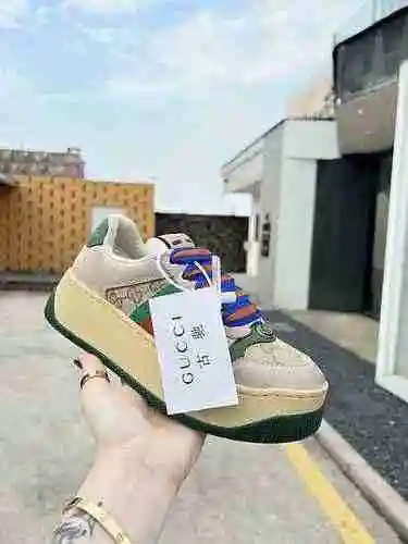 Código de pareja GUCCI: 0606C00 Talla: Mujer 35-41 Hombre 39-45.