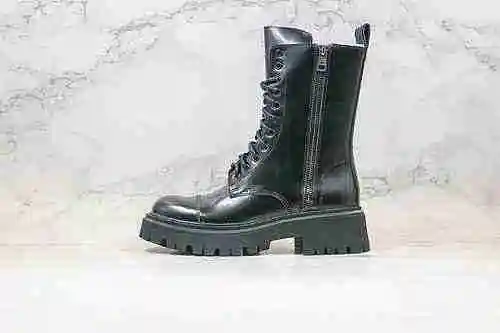 D30 | Apoye el lanzamiento de la segunda tienda de las botas Martin originales de Balenciaga con cañ