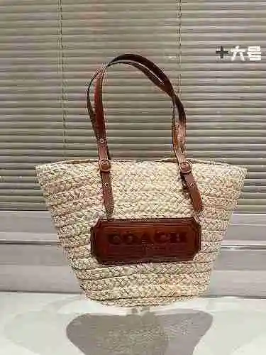 El bolso está hecho de material tejido de pasto Lafite importado, con una bolsa de regalo de entrega