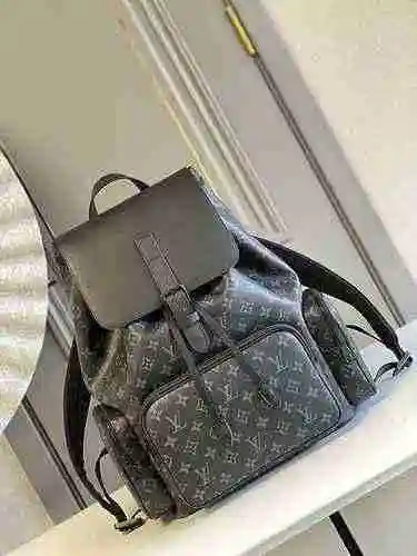 La mochila para hombre está hecha de material de lona importado de primer nivel y una versión réplic