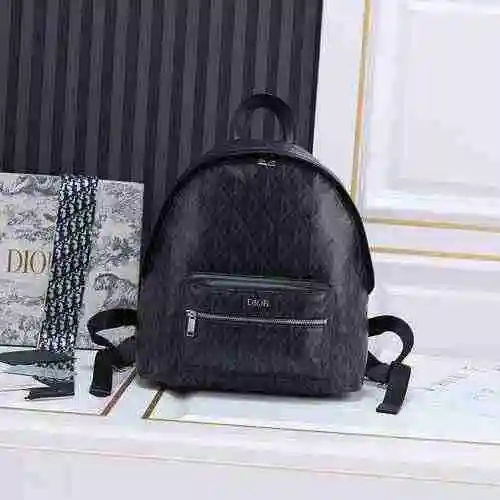 La mochila para hombre está hecha de cuero original importado de primer nivel y una versión réplica 
