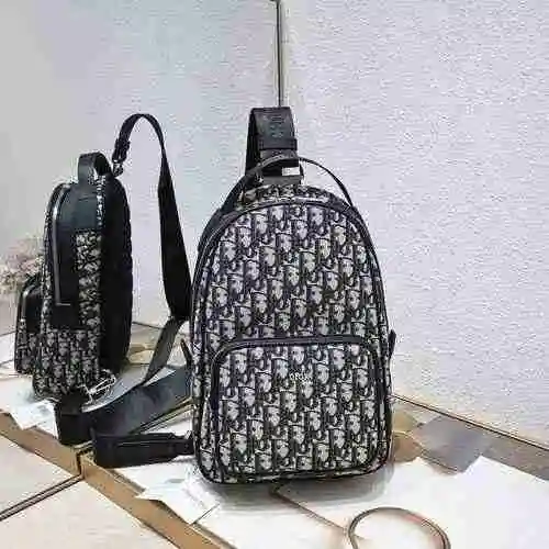 El bolso de pecho exclusivo para hombres está hecho de cuero original importado de primer nivel y un