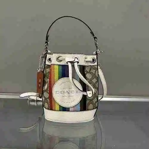 La bolsa tipo cubo está hecha de material de lona importado, con una bolsa de regalo de entrega de a
